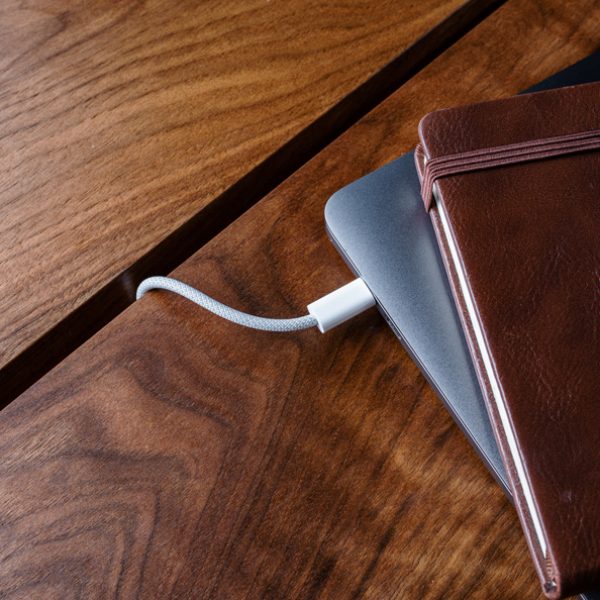 Designtisch aus Nussbaum Zweiunikat